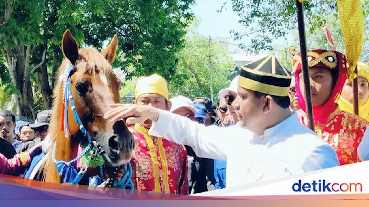 Pasangan Petahana Naik Kuda-Pakai Baju Adat Saat Daftar Pilbup ke KPU Dompu