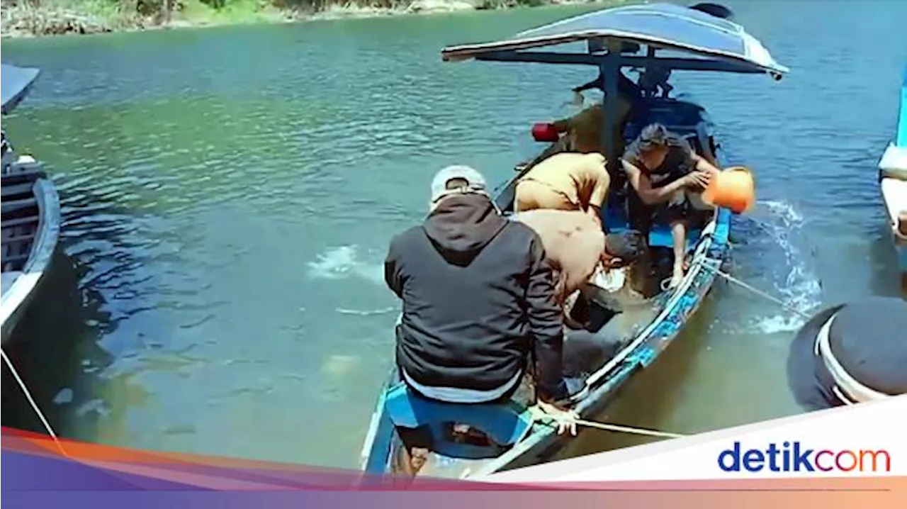 Perjuangan Guru Menantang Sungai di Sukabumi dengan Perahu Bocor