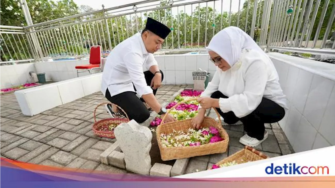 Tangis Eri Saat Ziarah ke Makam Ayah Sebelum Daftar ke KPU Surabaya