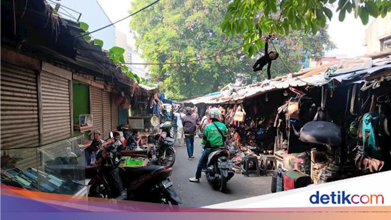 Macam-macam 'Harta Karun' di Pasar Loak Jatinegara