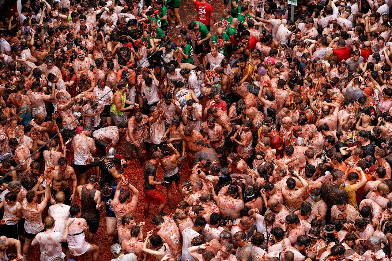 El rojo de 120.000 kilos de tomates colorea Buñol en su Tomatina más VIP