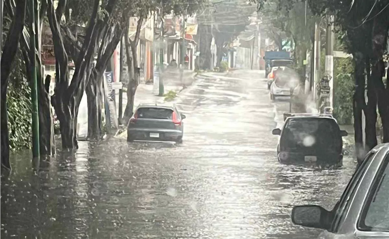 Reportan inundaciones y vehículos atrapados en distintas alcaldías por las fuertes lluvias que azotan la CDMX