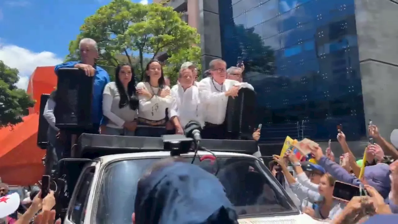 María Corina llega a la marcha opositora para denunciar el “fraude” de Maduro