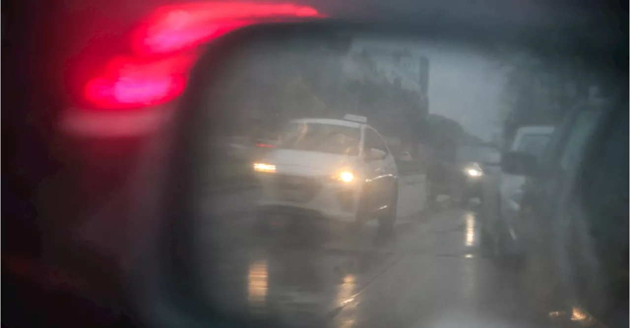 Bei schlechter Sicht durch Regennässe im Rückspiegel: Dieser Trick schafft Abhilfe