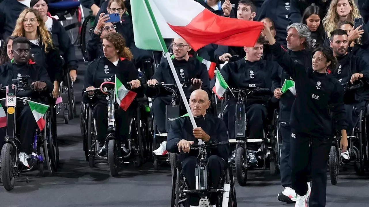 Champs Élysées in festa, Edith Piaf, musica, ballerini: partite le Paralimpiadi di Parigi