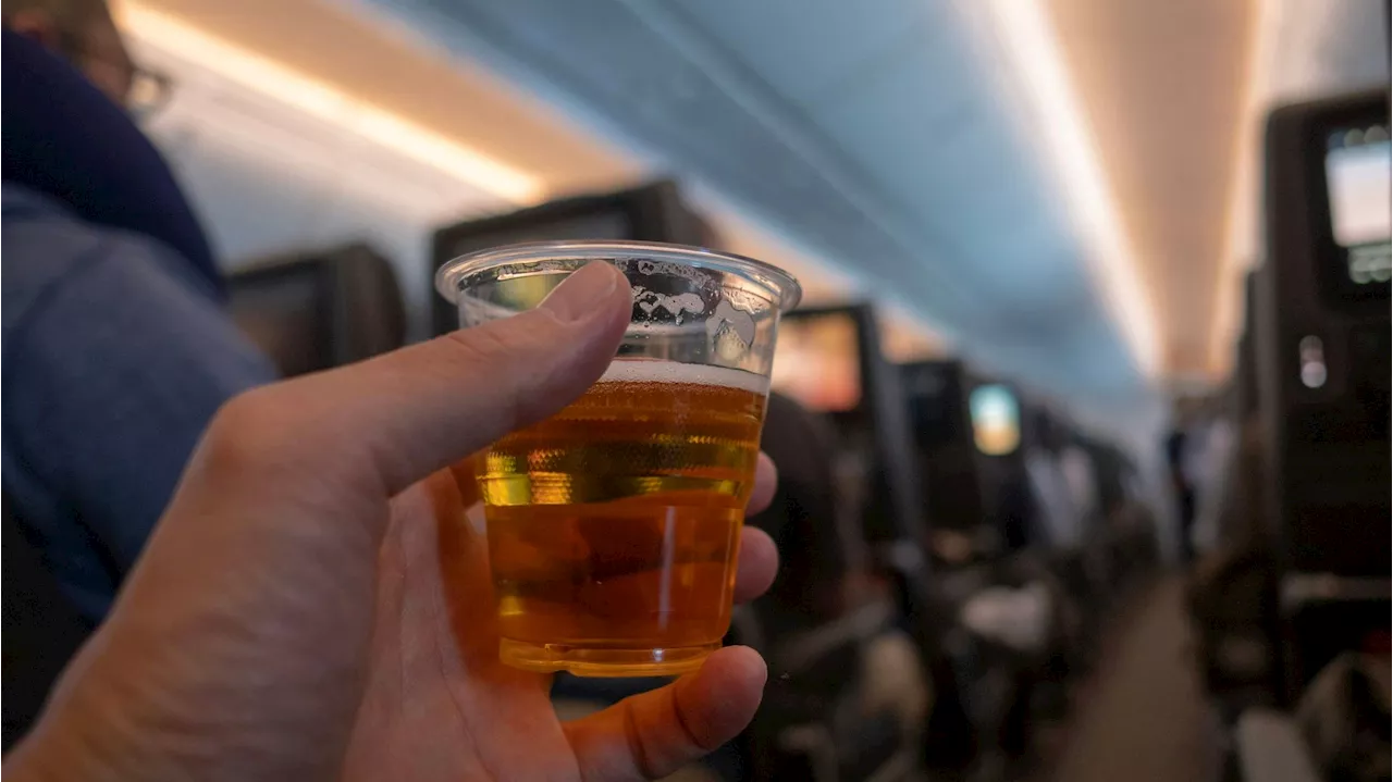 Zwei Drinks pro Passagier - Gegen Gewalt an Bord – jetzt Alko-Limits im Flieger