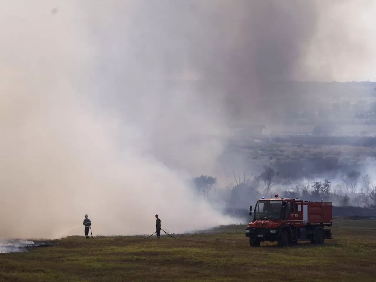 Altro incendio a Roma, fiamme tra Monte Carnevale e Maccarese: pista chiusa a Fiumicino