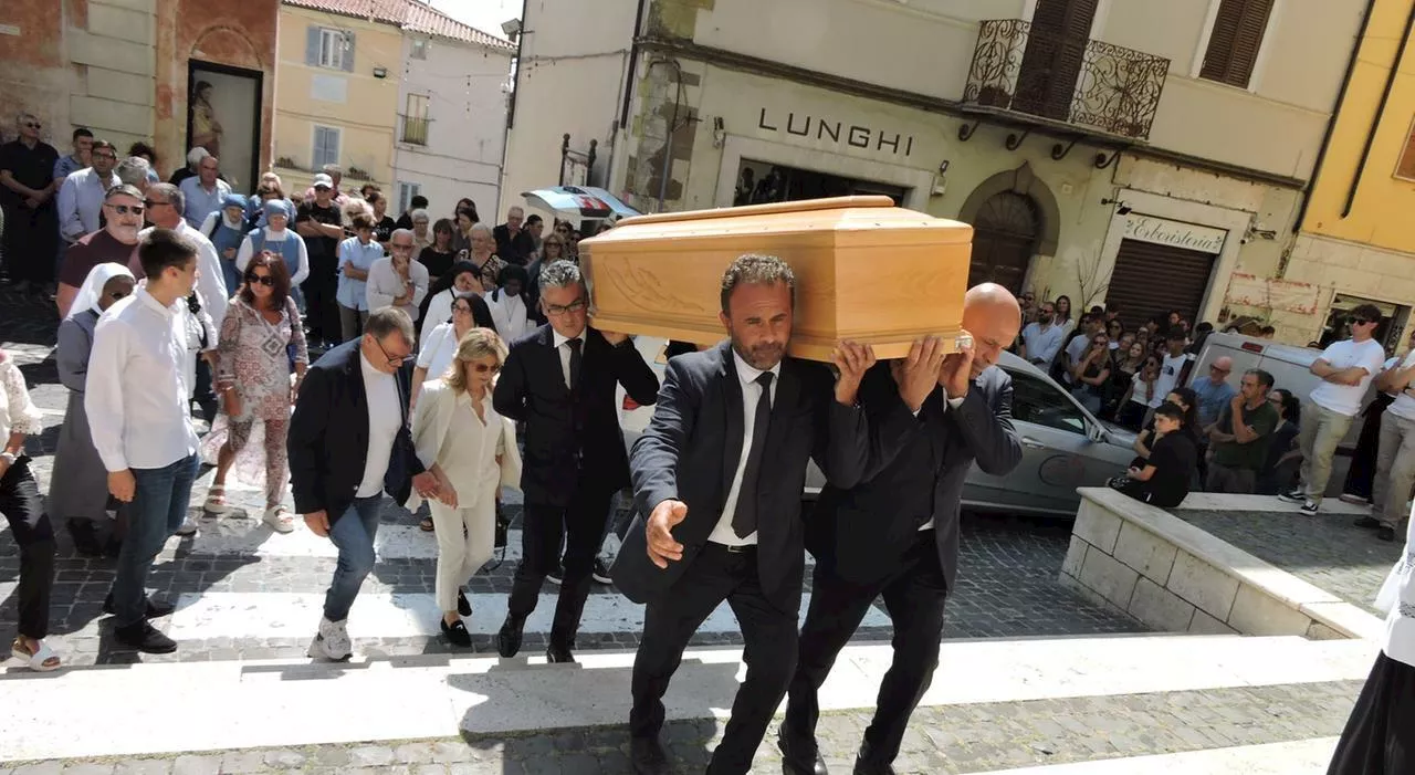 Camilla Cecconi, in tremila ai funerali per l'ultimo saluto alla ventenne investita a Palestrina. «Ricorderemo