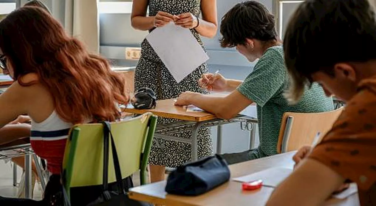 Scuola, concorsi per i docenti da dicembre. E tornano i giudizi anche per le primarie