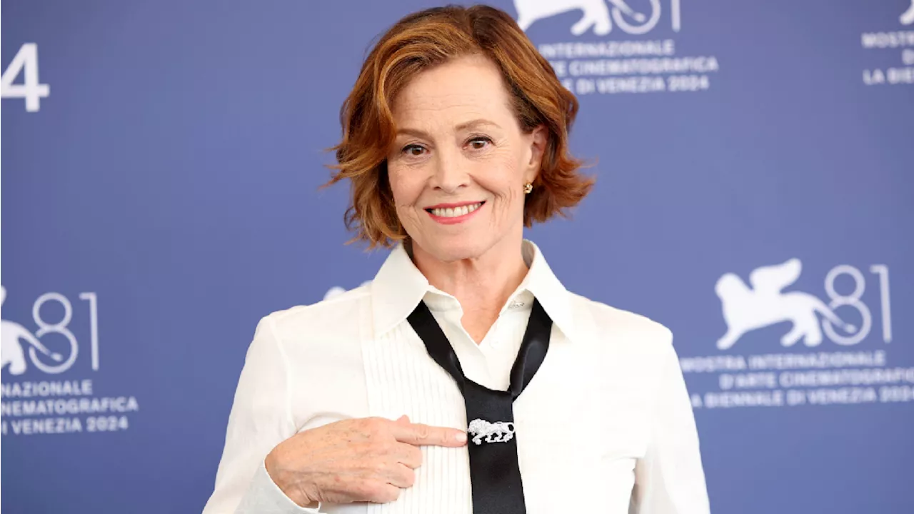 Sigourney Weaver, a Venezia si commuove per Kamala Harris: «Faccio il tifo per lei»