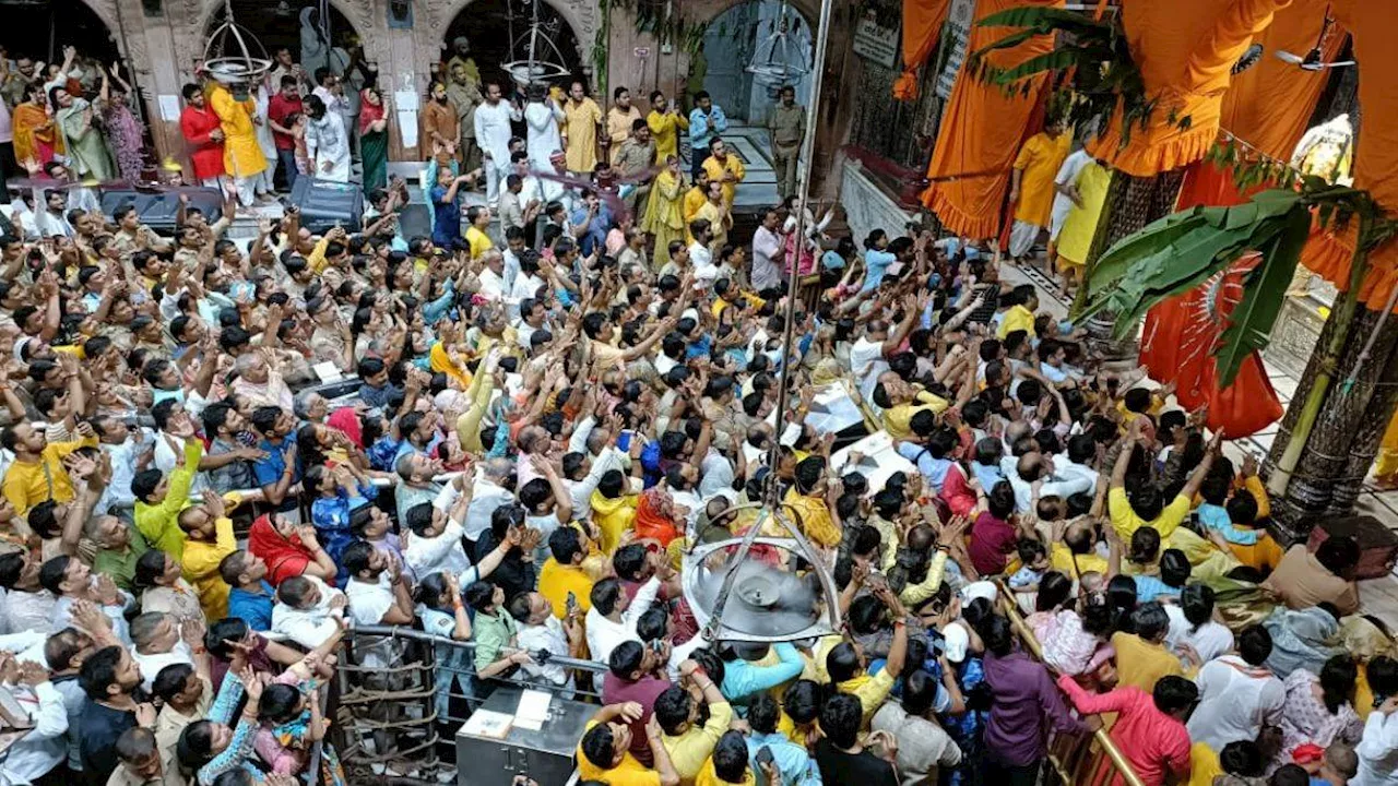 Banke Bihari Mandir ठाकुर जी की मंगला आरती में दर्शन कर हर श्रद्धालु मंत्रमुग्ध, वर्ष में एक बार मिलता है सौभाग्य