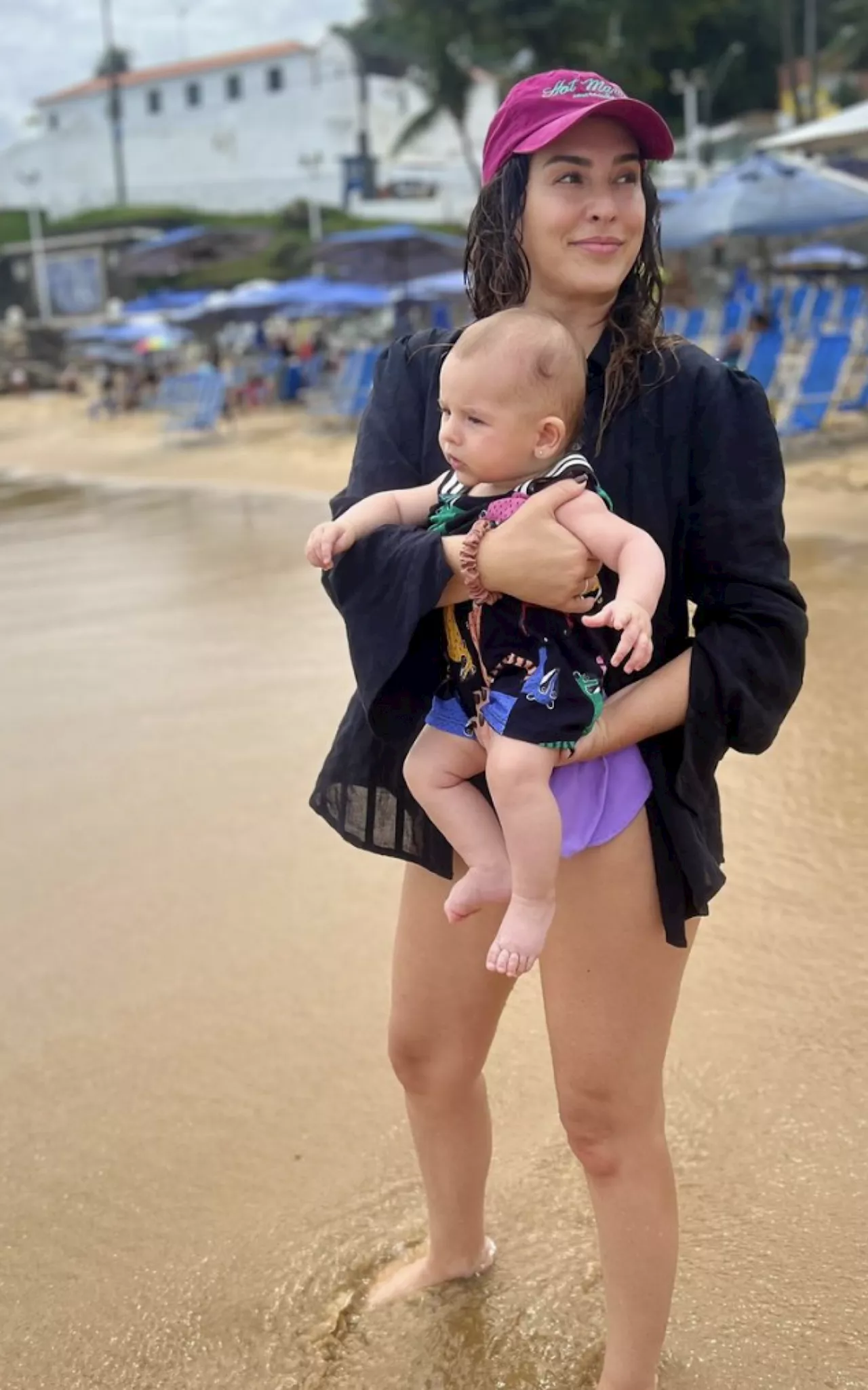 Fernanda Paes Leme leva a filha para a praia pela primeira vez