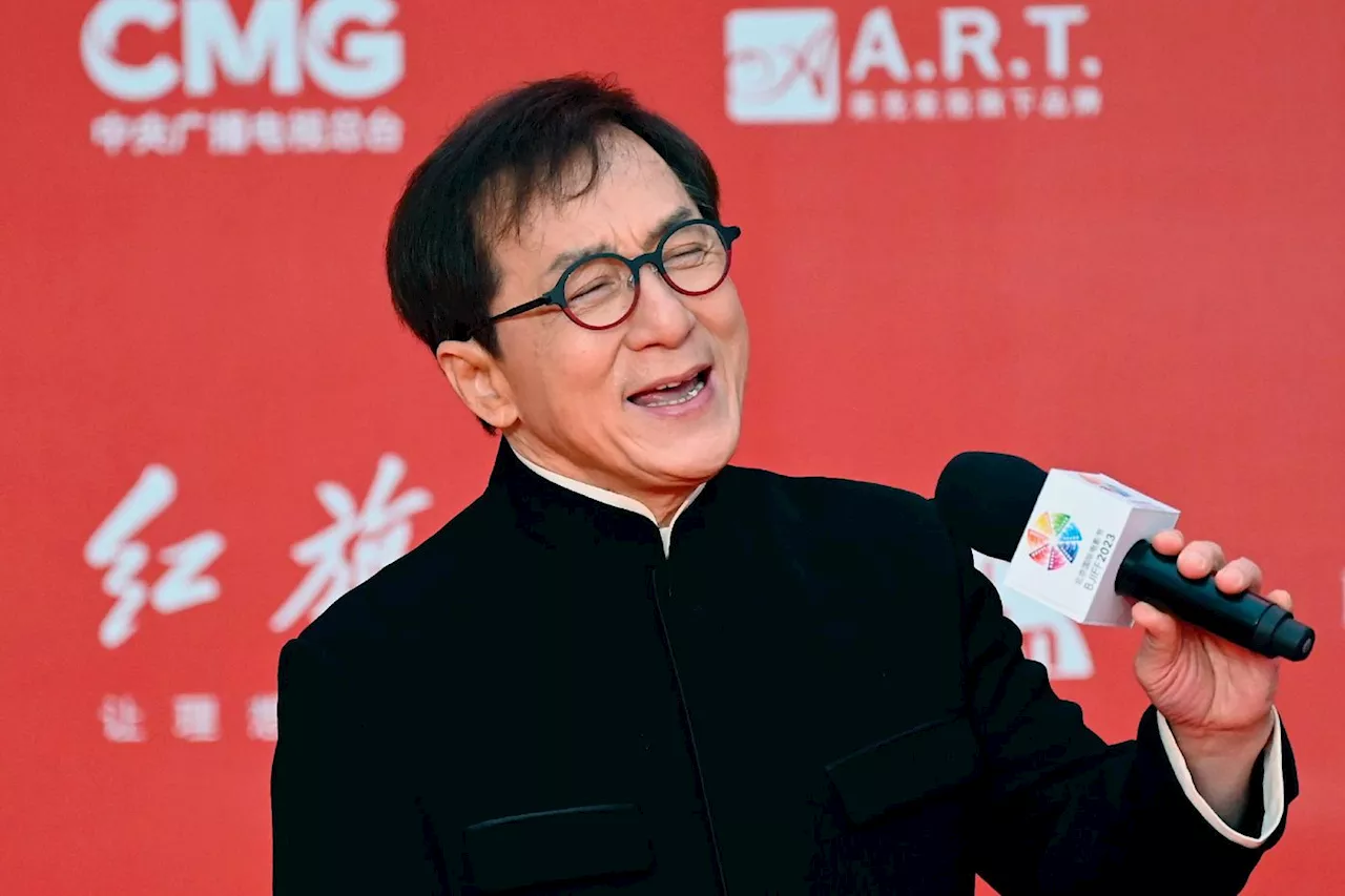 Jackie Chan, star des films d'arts martiaux et porteur de la flamme paralympique à Paris