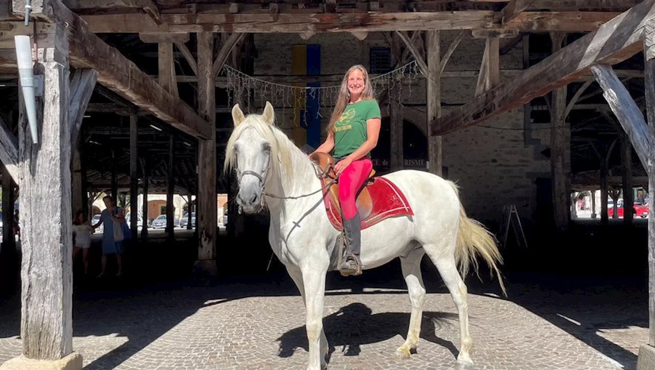 Revel : un cheval en promenade dans le centre-ville