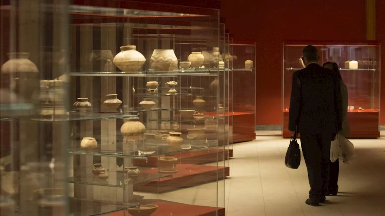 Un petit garçon brise par accident un vase vieux de 3 500 ans dans un musée