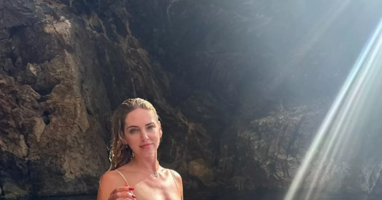 Chiara Ferragni in bikini sul sup: uno &#034;tsunami&#034; a Ibiza