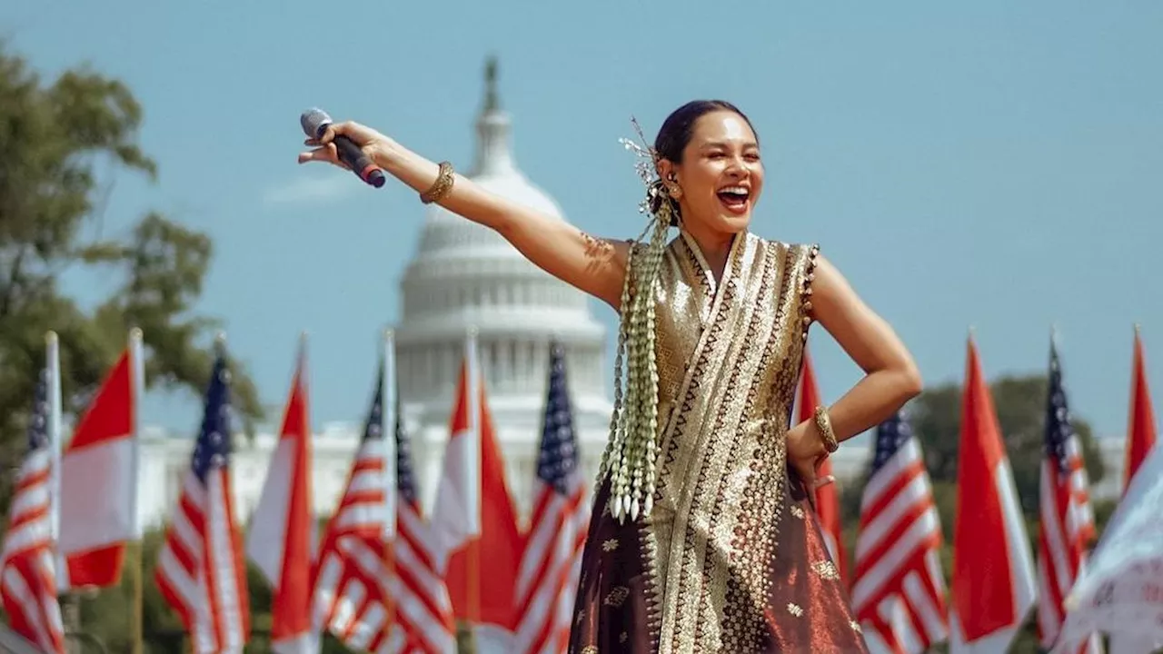 6 Potret Andien Manggung di Depan Capitol Hill, Nyanyi Lagu Kharisma Indonesia di Jantung Washington DC