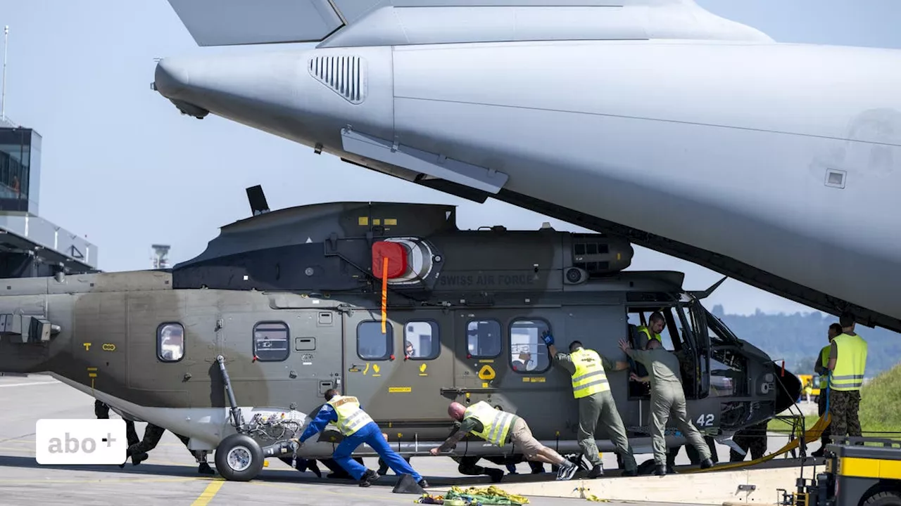 Schweizer Armeeheli fliegt in deutschem Flugzeugbauch und landet Emmen