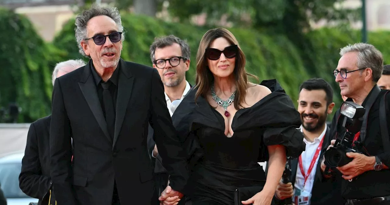 Tous deux en noir et amoureux, Monica Bellucci et Tim Burton font frissonner la Mostra