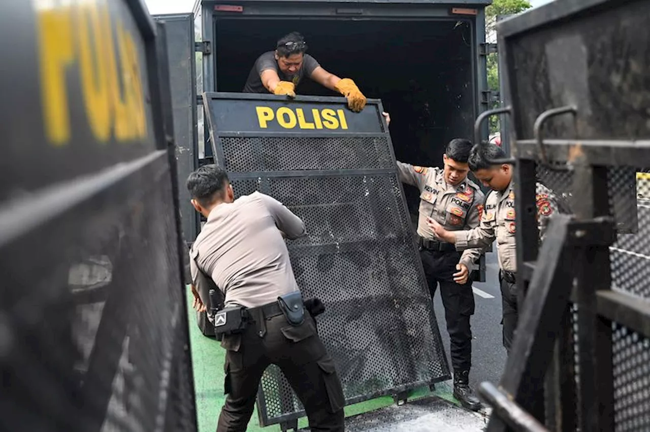 Pengamanan Kantor KPU DKI Jakarta Jelang Pendaftaran Bakal Calon Gubernur