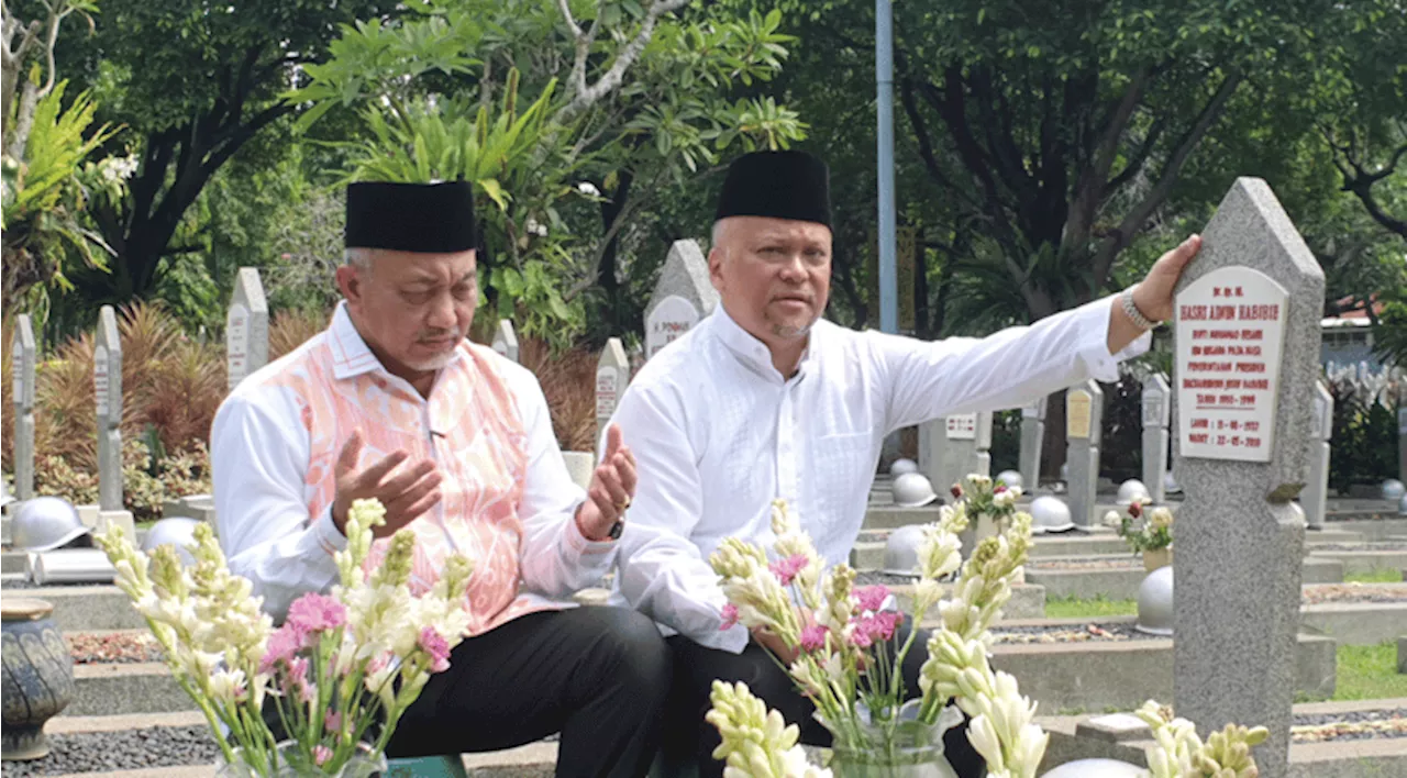 Sebelum Daftar ke KPU, Ahmad Syaikhu dan Ilham Ziarah ke Makam BJ Habibie