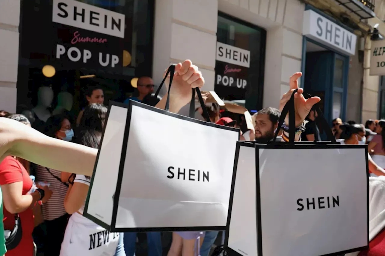 Madre ahorrativa; así usa las bolsas de Shein en cuadernos de su hija