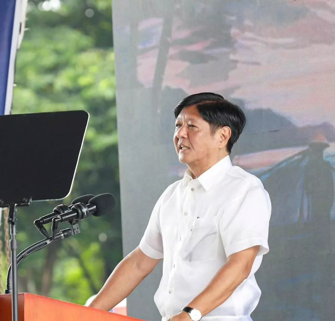 Marcos extends aid to oil spill-hit Cavite fisherfolk