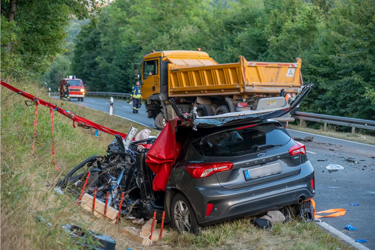 Auto kollidiert frontal mit Lkw - Junge Frau in Lebensgefahr