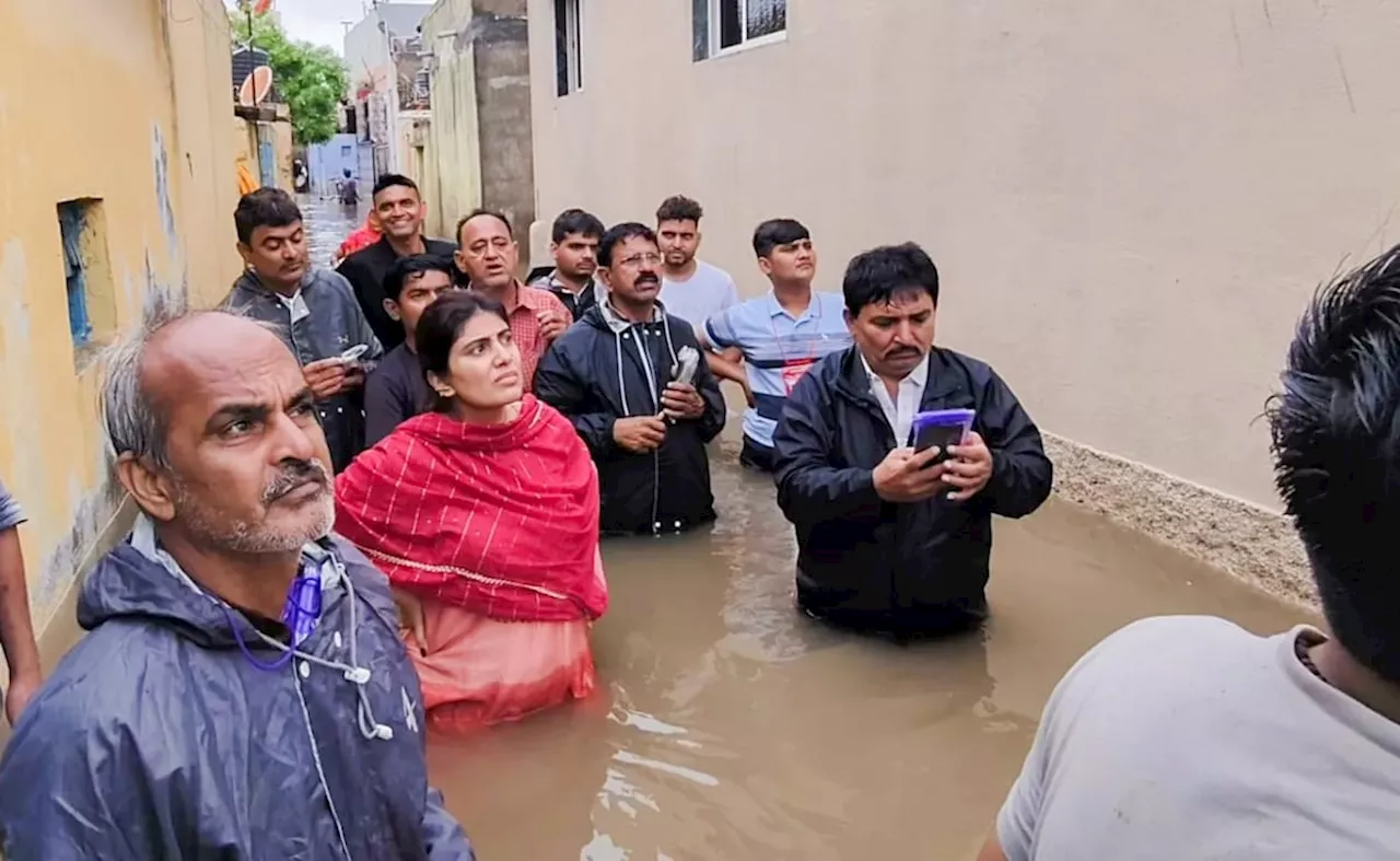 VIDEO: गुजरात के बाढ़ में फंसे लोगों की मदद के लिए उतरीं रिवाबा जडेजा, कमर तक पानी में उतरकर किए ये काम