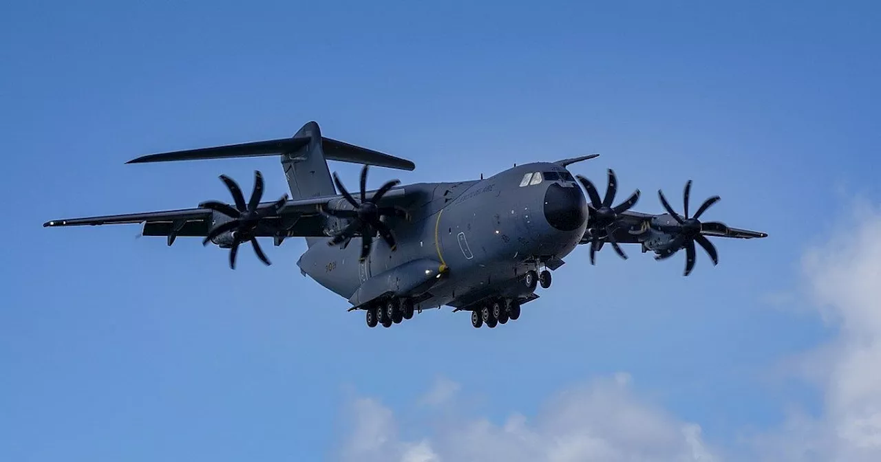 Militärflugzeug im Tiefflug über der Gütersloher Innenstadt unterwegs