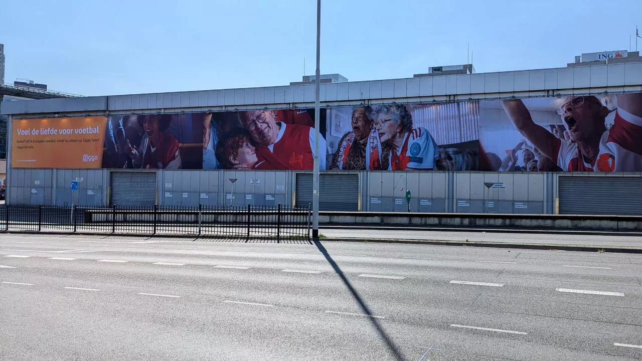 Mega spandoek van Ajax-sponsor beklad in Eindhoven, Ziggo kaatst bal terug