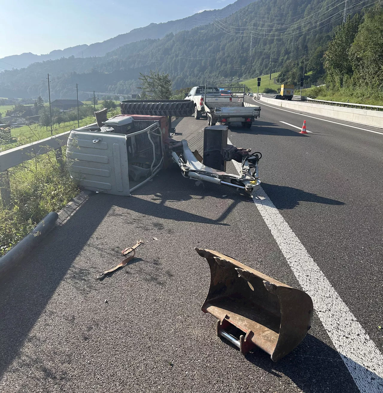 Arth SZ: Bagger stürzt von Anhänger auf Autobahn A4