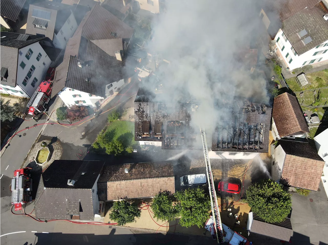 Buus BL: Brandausbruch in Wohngebäude erfordert Feuerwehreinsatz