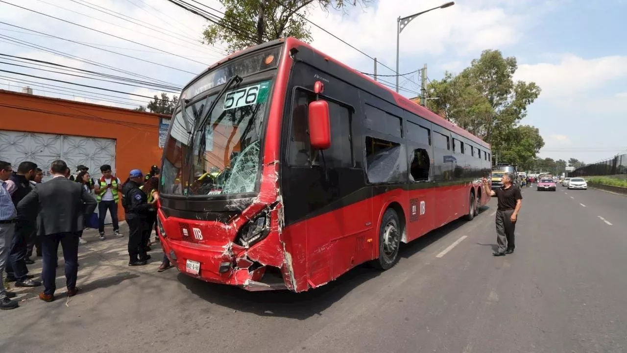 Metrobús embiste 11 autos y una moto al quedar aparentemente sin frenos; hay 4 heridos