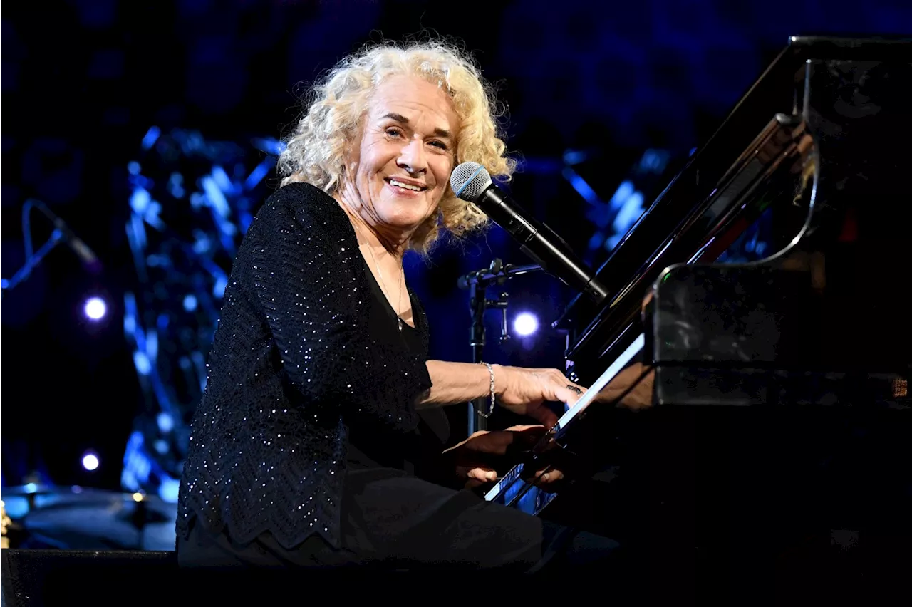 Watch Carole King Sing Taylor Swift’s ‘Shake It Off’ at Swifties for Kamala Event