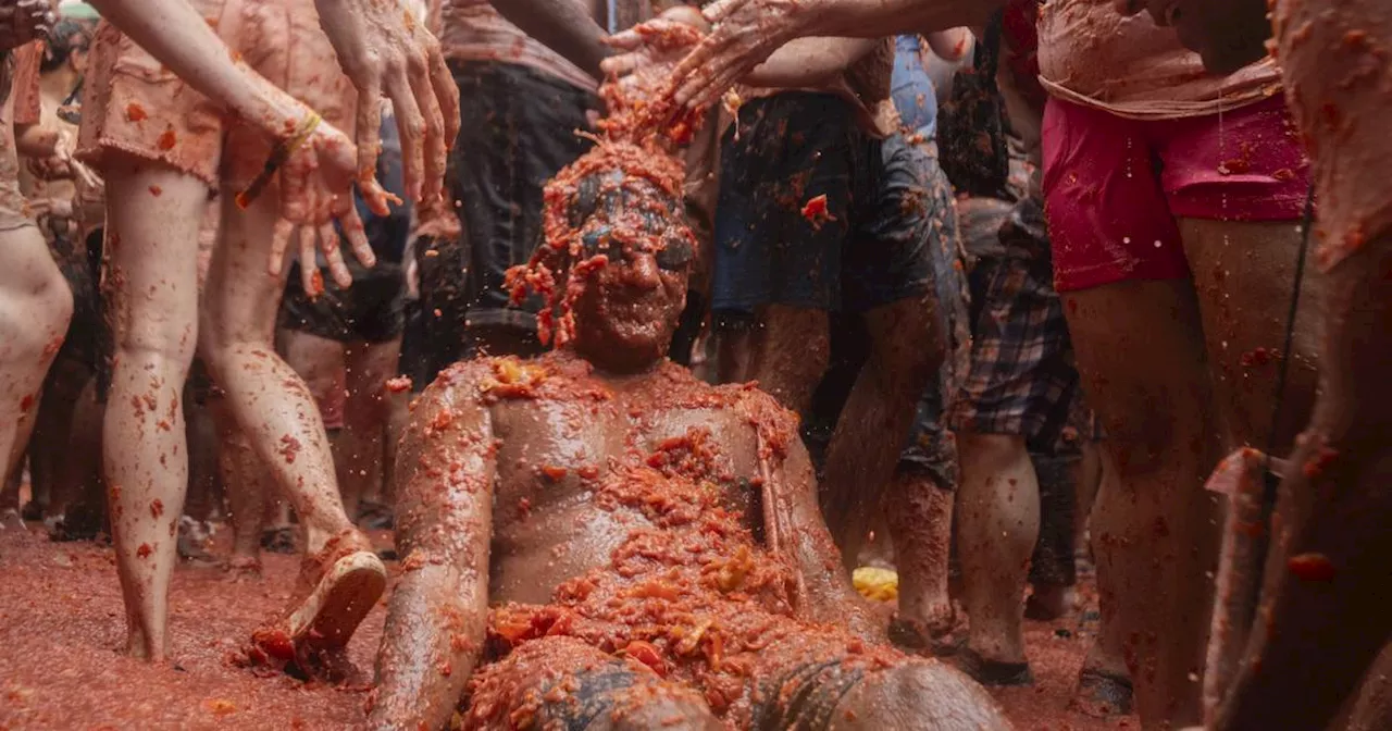 Lebensmittelschlacht 'La Tomatina' in Valencia: Menschen bewerfen sich