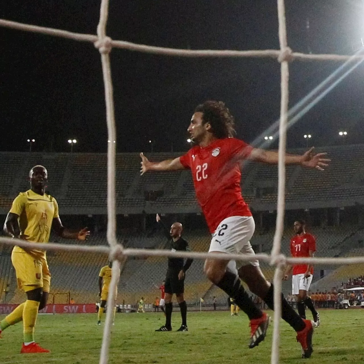 لاعب منتخب مصر لكرة القدم يقدم طلبا لتمثيل دولة أخرى