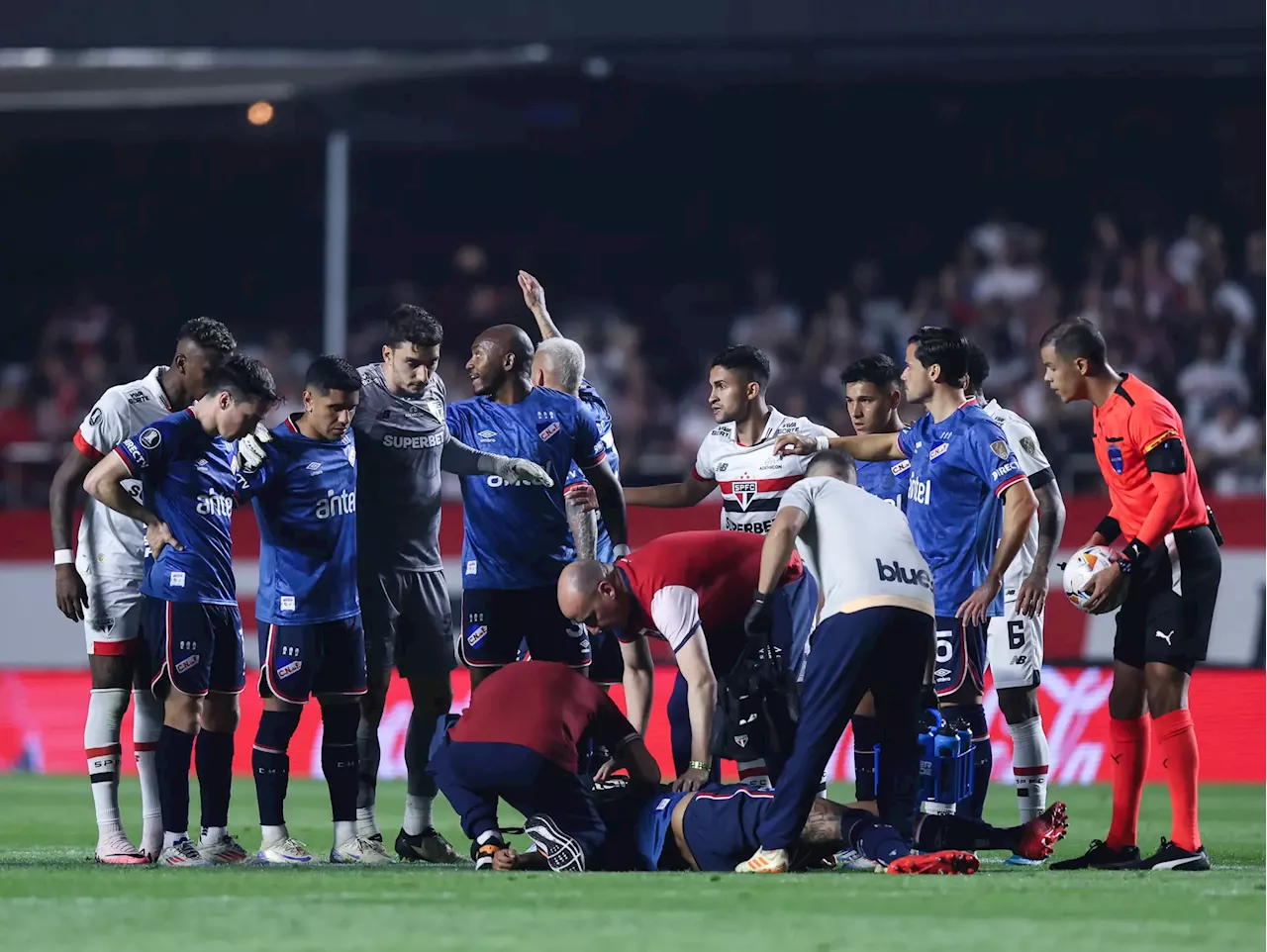 Morreu jogador uruguaio que desmaiou durante jogo da 2.ª mão dos oitavos da Taça dos Libertadores