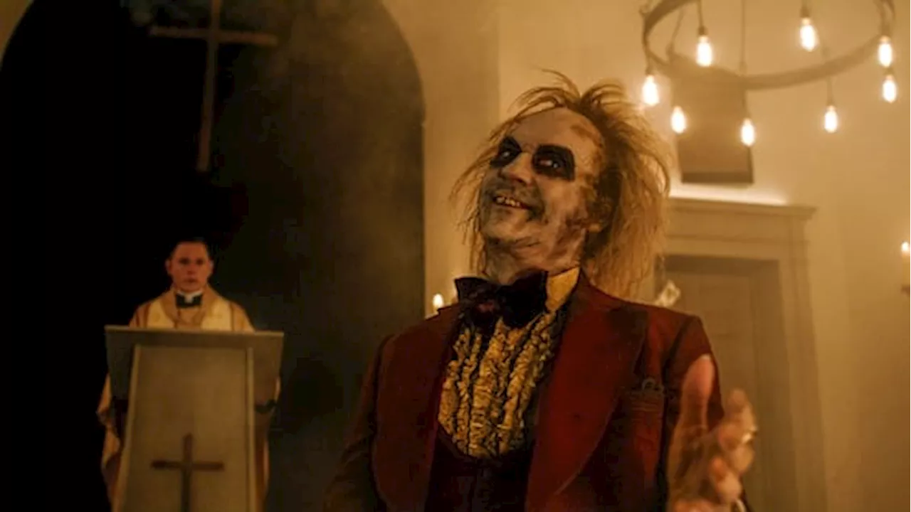 Beetlejuice Beetlejuice di Tim Burton, la recensione del film di apertura di Venezia 2024