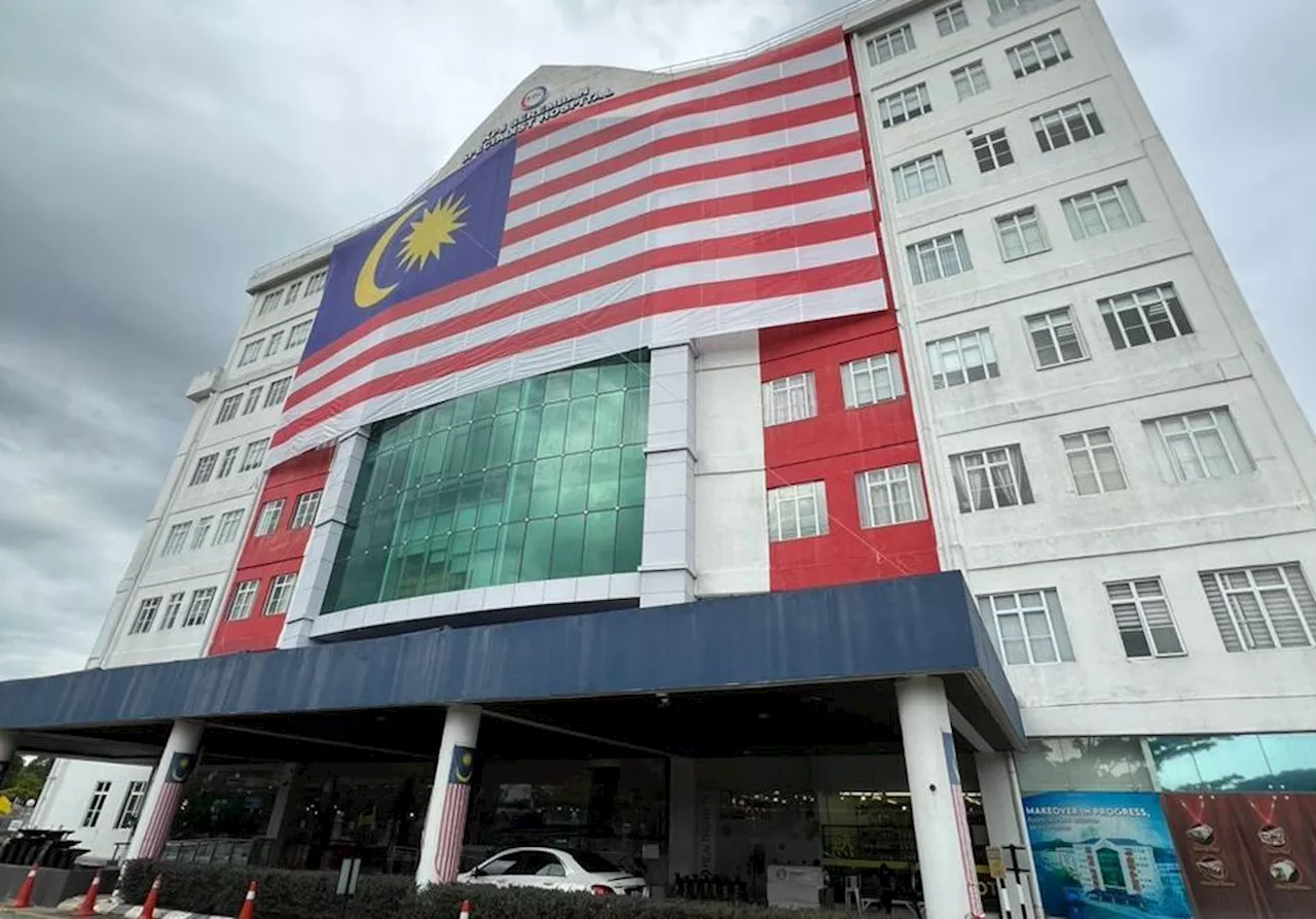 Giant Jalur Gemilang displayed on Seremban hospital facade