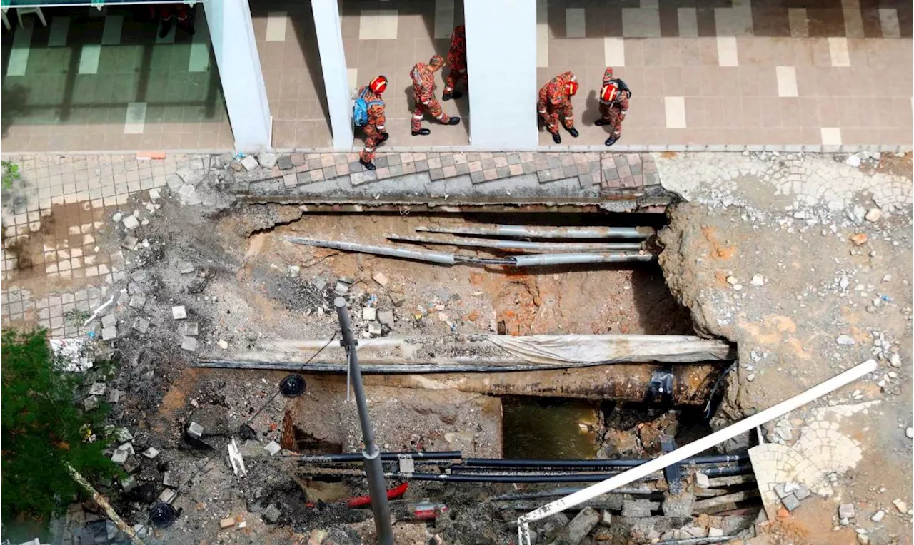 KL sinkhole: Obstruction detected, SAR to resume 2am Thursday (Aug 29) once water level recedes