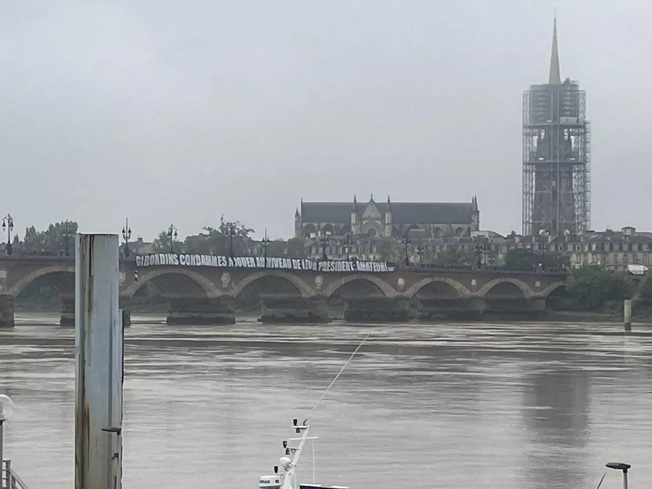 Girondins de Bordeaux : une nouvelle banderole sur le pont de pierre contre Gérard Lopez