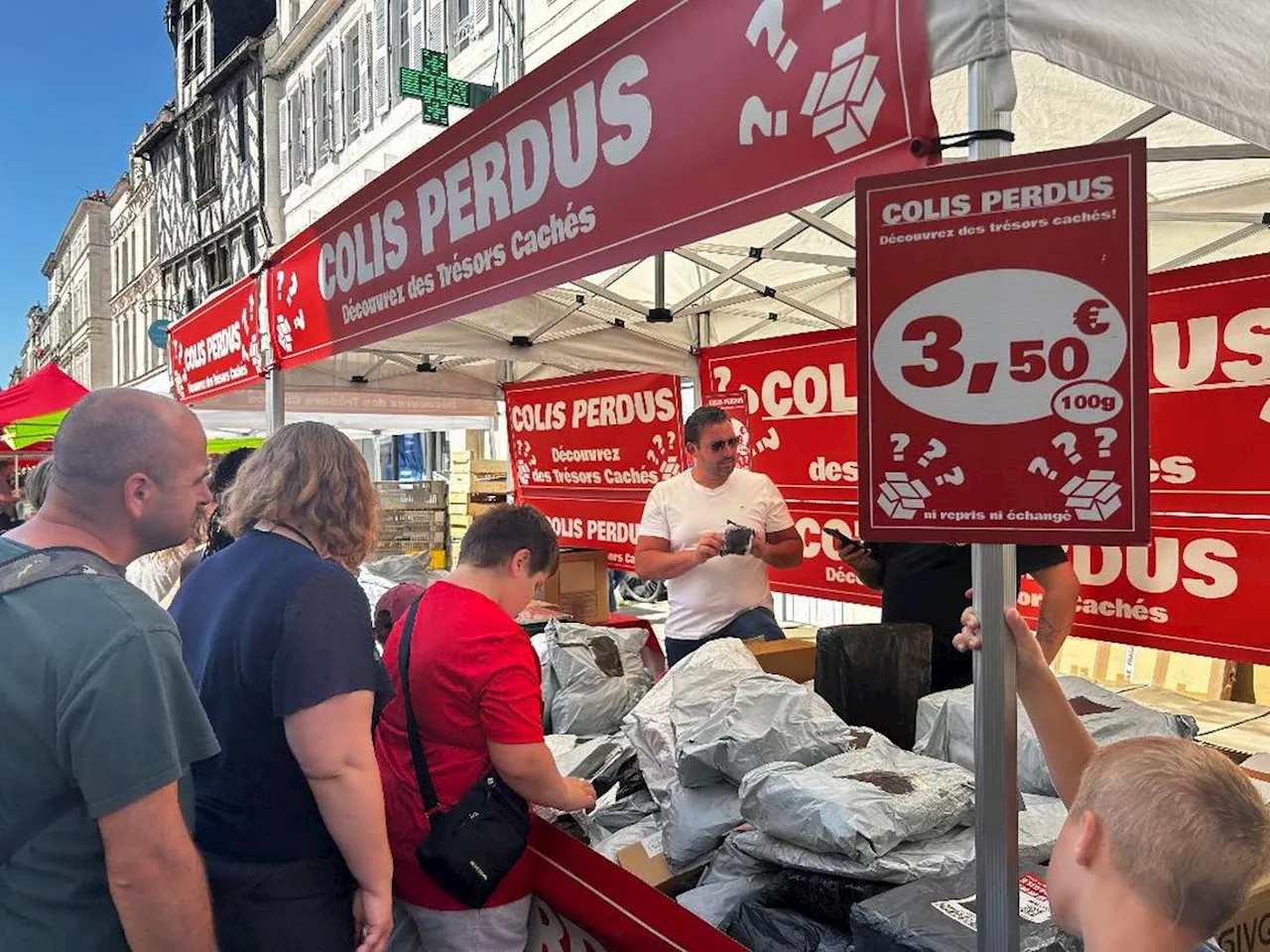 La Rochelle : sur les marchés, les stands de colis perdus fleurissent et attirent du monde