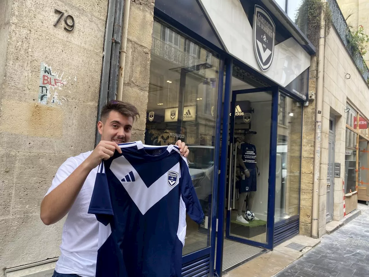 « Simple », « efficace », « trop cher »..., les premiers supporters viennent d’acheter le nouveau maillot des Girondins de Bordeaux