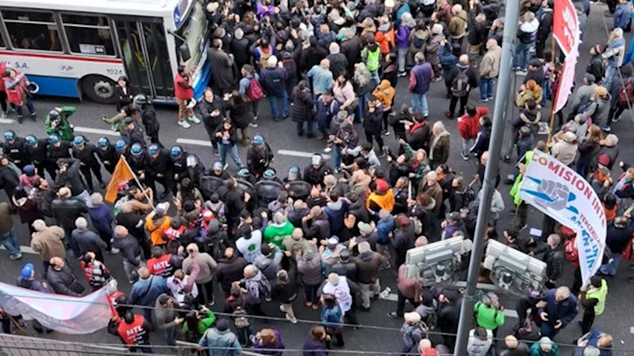 Tensión en el Congreso: reprimieron a jubilados que protestaban contra el veto a la ley