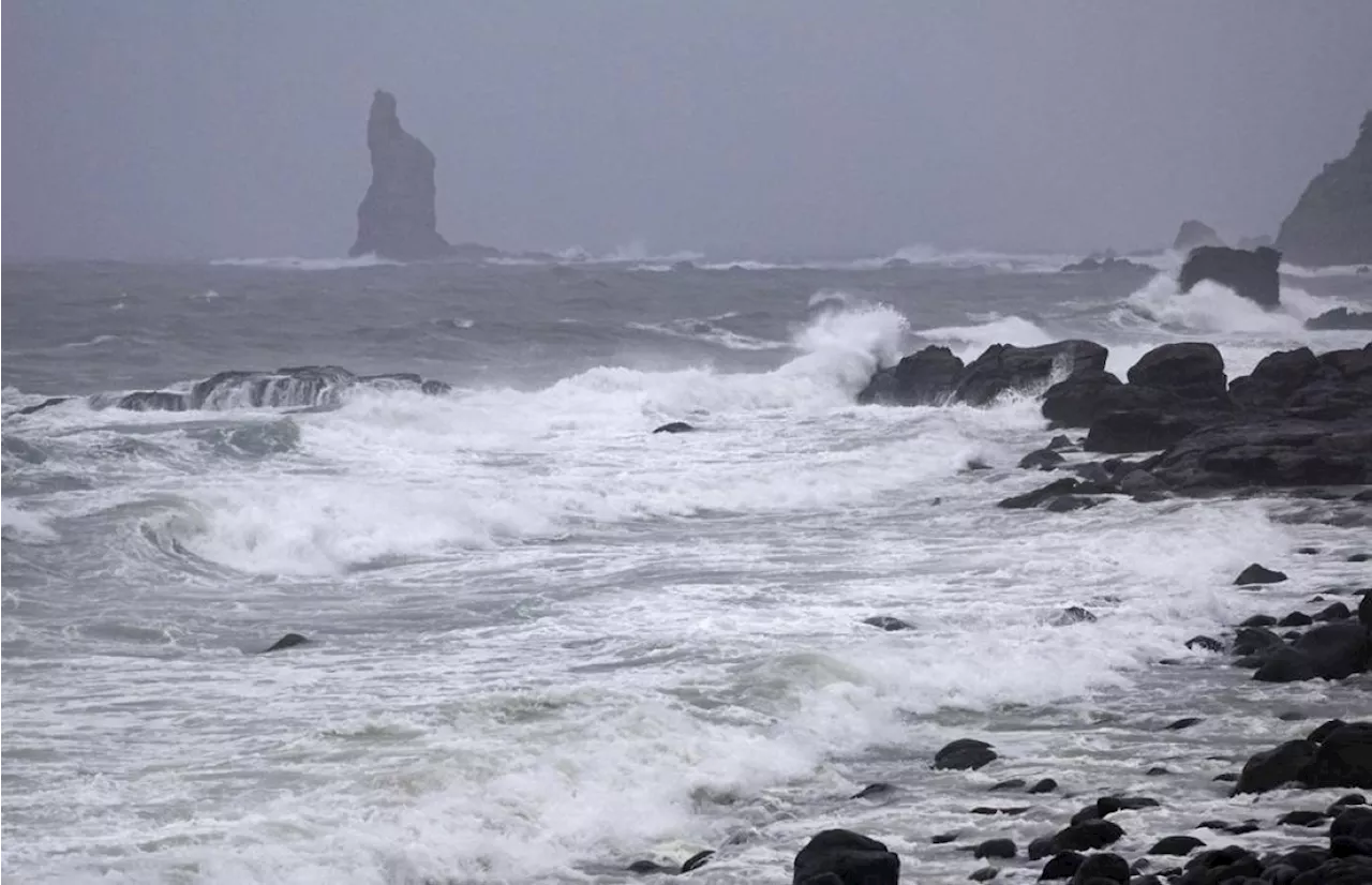 'Extremely strong' typhoon approaches Japan
