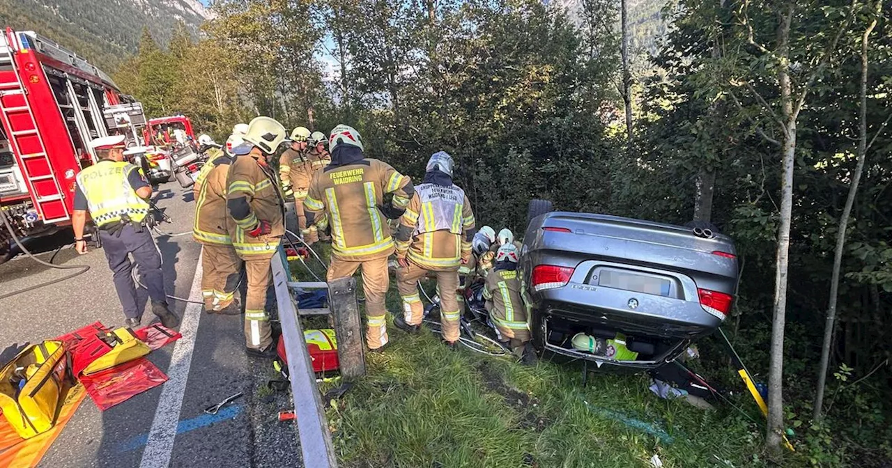 Auto kam auf Loferer Straße von Fahrbahn ab und überschlug sich: Verletzer mit Bergeschere befreit