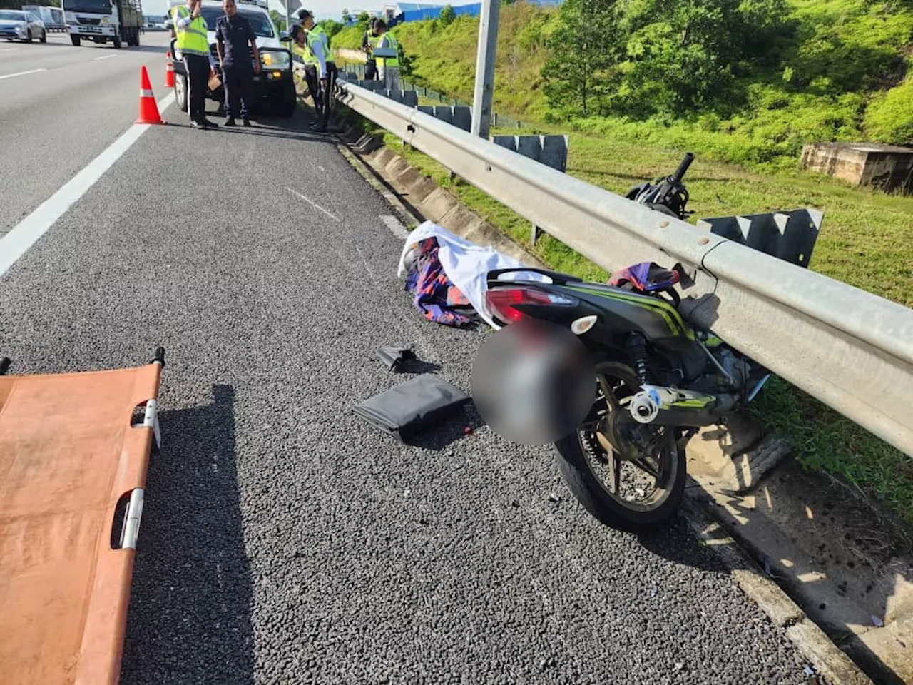 Penunggang motosikal maut langgar tayar lori bergolek