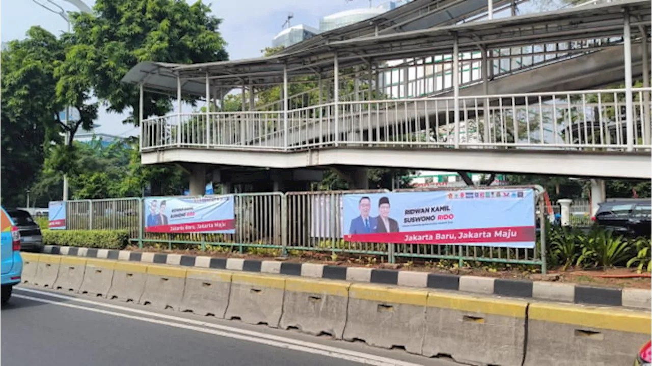 Jelang Pendaftaran, Spanduk Ridwan Kamil-Suswono Penuhi Jalan Depan Gedung KPU Jakarta