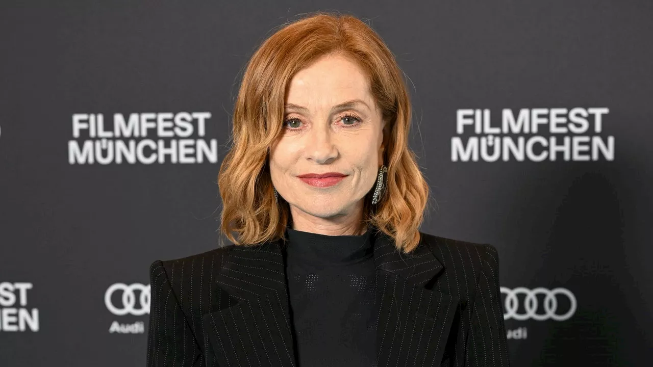 Isabelle Huppert: Zum Start der Filmfestspiele in Venedig zeigt sie sich ganz lässig in Jeans, Jeansjacke und chunky Sneakern